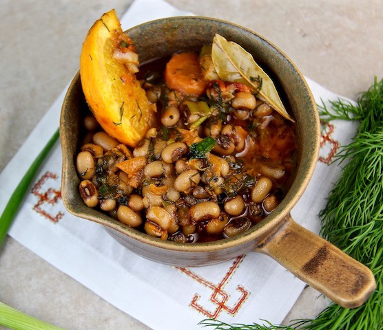 Mediterranean Diet Black Eyed Peas with Fresh Dill, Olive Oil and Orange Slices