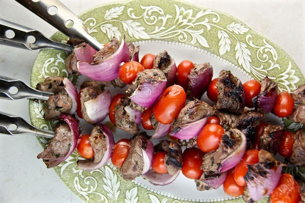 Recept för medelhavsdiet: Lamm-, tomat- och lökspett lamb kabobs