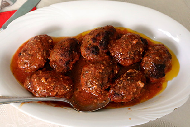 Greek Meatballs with Tomato Sauce (Soutzoukakia )