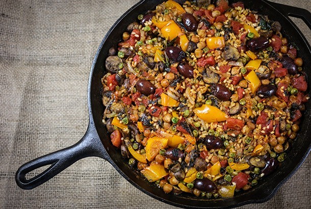 Mediterranean Diet Recipes: Kalamata and Chickpea Paella