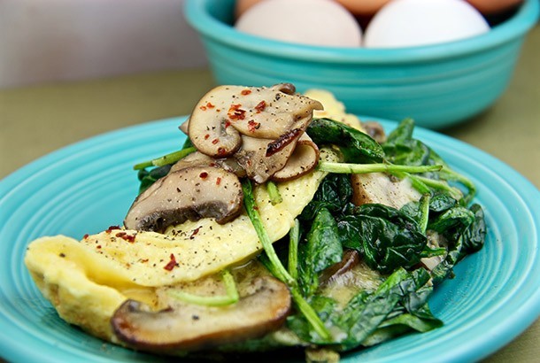 Omelete de Espinafres e Cogumelos: Café da manhã dietético mediterrânico