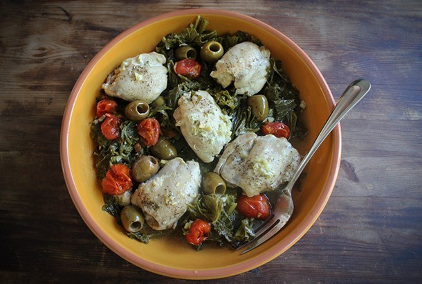 Poulet en cocotte minute avec feuilles de moutarde au citron et olives