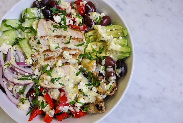 Salada de frango grelhada com molho cremoso de iogurte