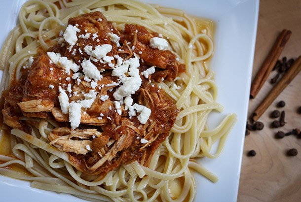 greek slow cooker pasta sauce with chicken (greek kokkinisto)