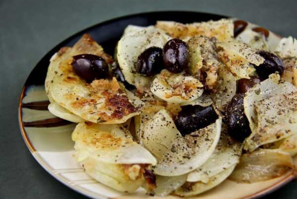 Fried Onion Salad with Black Olives
