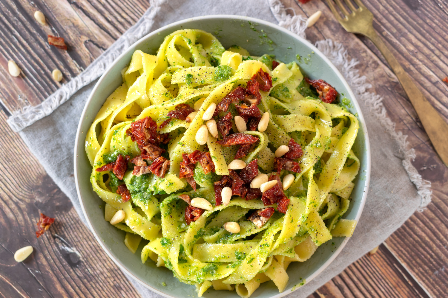 Arugula Pesto With Tagliatelle and Sundried Tomatoes